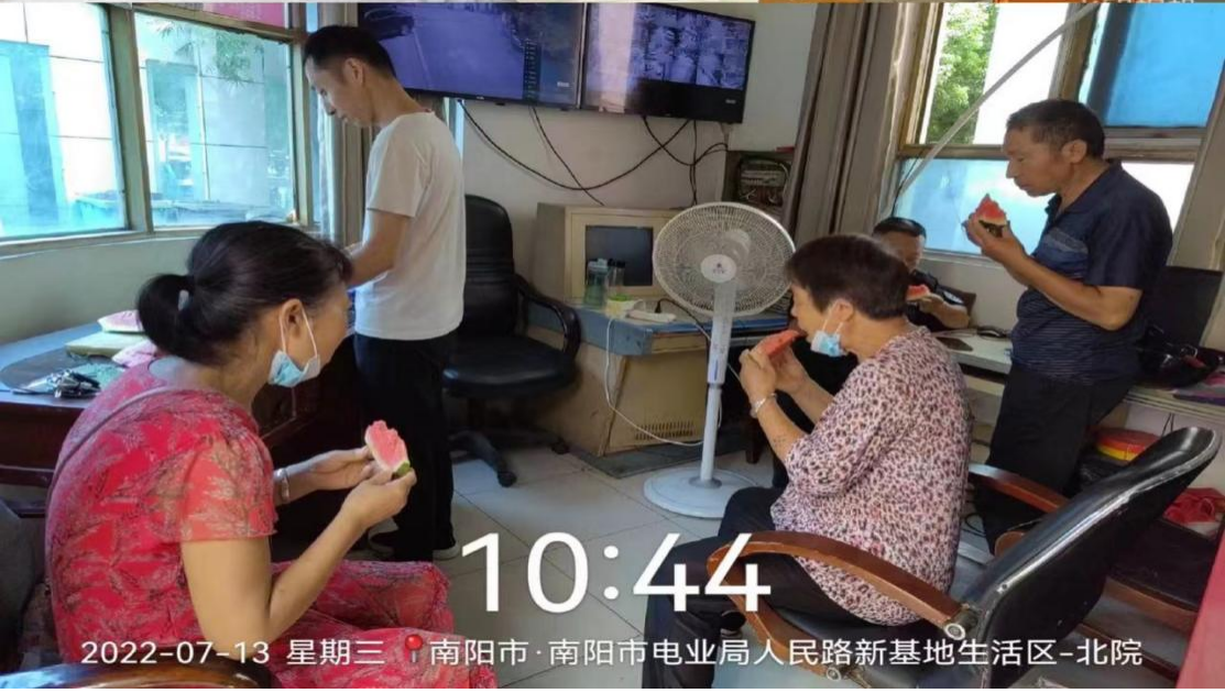 南陽(yáng)市國(guó)益資產(chǎn)管理有限公司 開展高溫天氣送清涼慰問(wèn)活動(dòng)